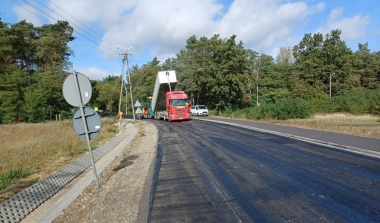 Trwa przebudowa drogi powiatowej nr 4545 E Lutut&oacute;w &ndash; Świątkowice