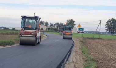 Powiatowa inwestycja modernizacji drogi  Dymki ‒ Huta w gminie Lutut&oacute;w na finiszu