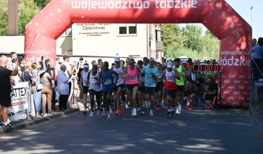 P&oacute;łmaraton Aleją Dęb&oacute;w Czerwonych &ndash; sportowe święto w Powiecie Wieruszowskim
