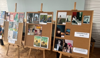 Wręczenie nagr&oacute;d w Powiatowym Konkursie Fotograficznym &bdquo;ZAPOZUJ DLA KSIĄŻKI&rdquo;