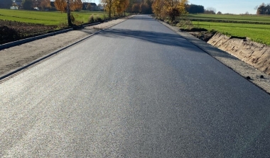 Trwa układanie warstwy ścieralnej na drodze Radost&oacute;w &ndash; Parcice