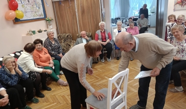 Wr&oacute;żby, śmiech i taneczne rytmy &ndash; tak bawili się uczestnicy projektu podczas andrzejkowego spotkania w DDP w Hucie